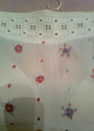 Красивая белая кофта из паплина с ручной вышивкой цветов, с кружевами4 фото