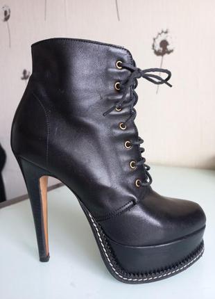 Ботинки женские на каблуке.