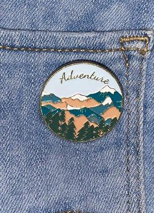 Значок / пін металевий пригода кольоровий