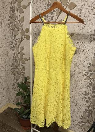 Жовтя сукня в мереживо.