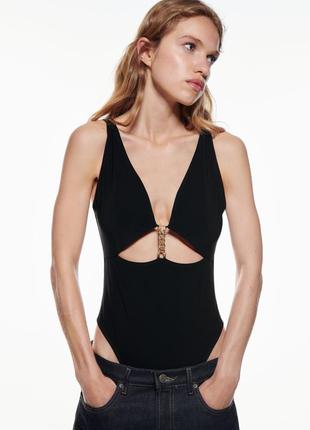 Боди с вырезом и золотой цепочкой zara