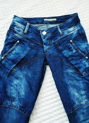 Жіночі джинси спортивного стилю з накладними кишенями3 фото