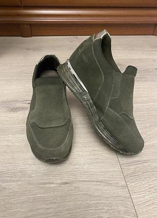 Замшевые кроссовки