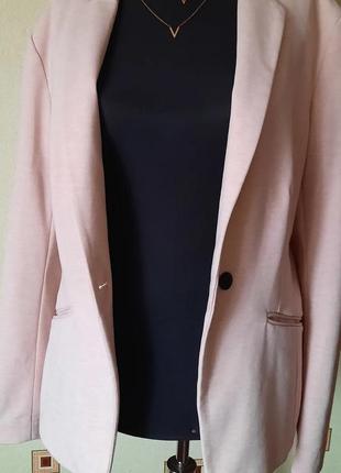 Піджак ніжного кольору