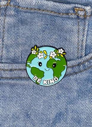 Значок / пін металевий посмішка планети