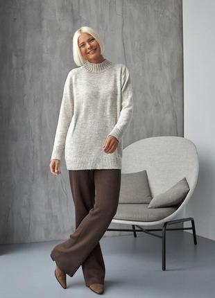 Шерстяной женский длинны свитер - туника с воротником под шею цвета слоновая кость4 фото