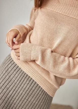 Классический теплый, но тонкий и воздушный свитер, персиковый,  с шерстью и мохером.3 фото