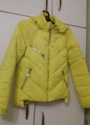 Яркая ,стильная, демисезонная курточка