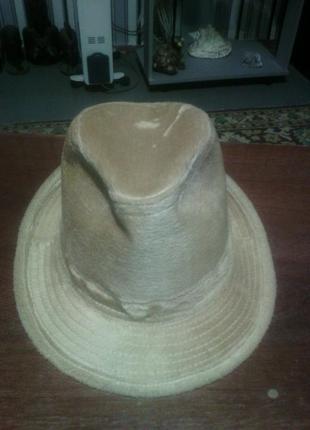 Шляпа федора вербльюжего цвета из ткани под мех новая, но есть нюанс