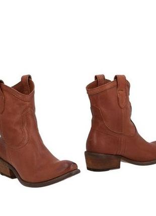 Легендарні черевики frye carson textured-leather boots