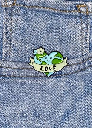 Значок / пін металевий у вигляді сердечка  любов до планети