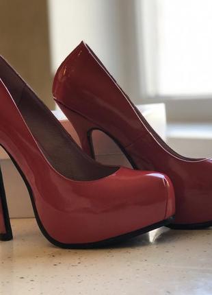 Красные лаковые туфли yves saint laurent