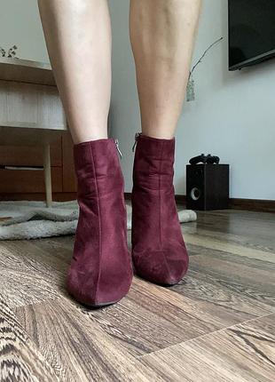 Зручні ефектні ботильйони boohoo на підборах