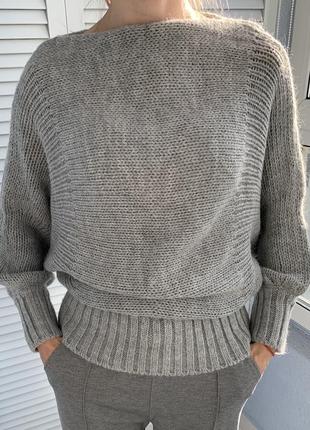 Дуже красивий ніжний светр 70% шерсть