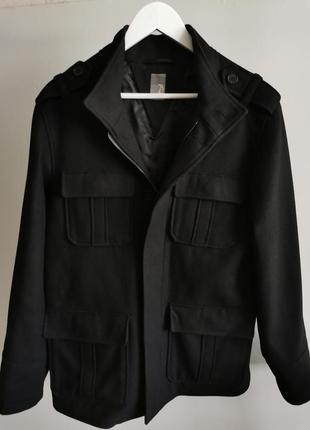 Короткое шерстяное чёрное пальто унисекс, куртка с накладными карманами и кулиской6 фото