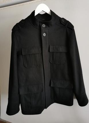 Короткое шерстяное чёрное пальто унисекс, куртка с накладными карманами и кулиской3 фото