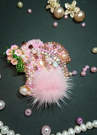 Брошка зайчик ручна робота перли