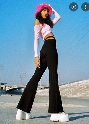 Пікантні чорні вельветові брюки клеш зі стрілками (плотний стрейч, р.46, h&m)