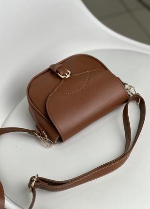 Компактна стильна сумка коричневого кольору5 фото