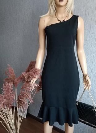 Чорна коктейльна сукня на одне плече з оборкою внизу