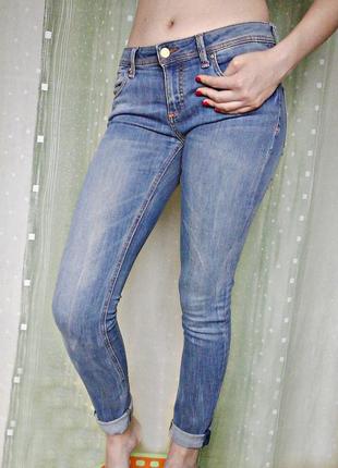 Качественные узкие джинсы красивой расцветки