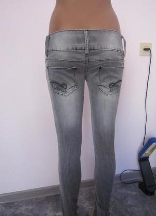 Стильные серые джинсы2 фото