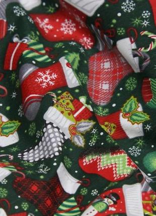 Тканина бавовна новорічна для рукоділля чарівний чобіток на темно-зеленому