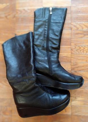 Жіночі шкіряні чоботи.