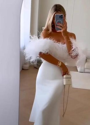 Белое платье с креп перьями