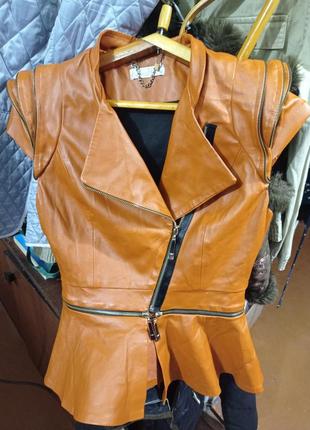 Куртка-жилетка шкіряна із зйомною кокеткою3 фото