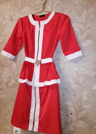 Красное платье с баской и поясом