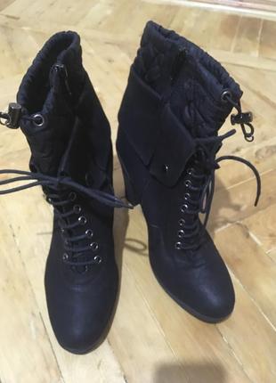 Чорні черевики демісезонні чоботи clarks