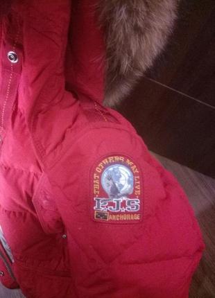 Куртка удлиненная с капюшоном.  отделка капюшона мехом енота.4 фото