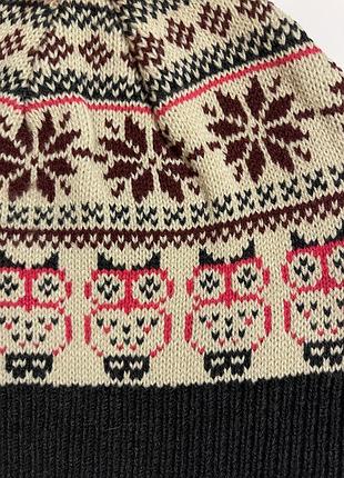 Очень красивая и стильная вязаная шапочка в рисунках.