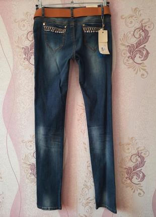Новые синие джинсы с вышевкой бисером/стразами и с поясом зауженные скини слим3 фото