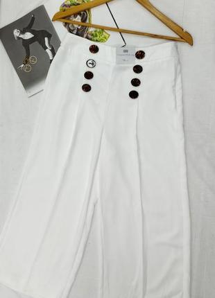 Білі кюлоти з гудзиками укорочені брюки зі стрілками f&f