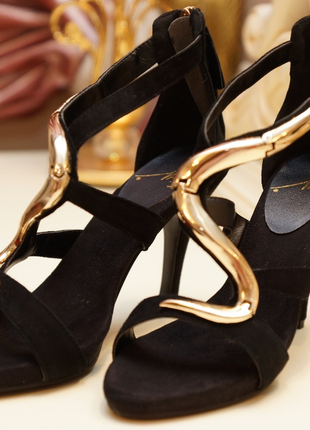 Витончені чорні босоніжки з золотистою фурнітурою