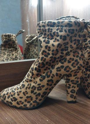 Леопардові чоботи на стійкому підборі 39 розмір4 фото