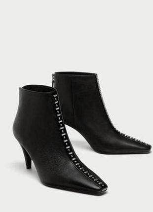 Кожаные ботильоны zara с металлическими деталями