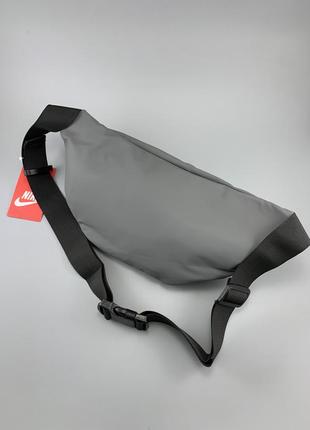 Сумка / бананка nike waistpack light gray. виготовлена з водонепроникного матеріалу6 фото