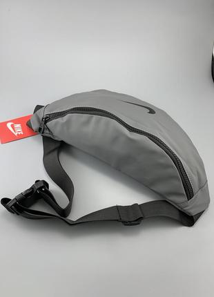 Сумка / бананка nike waistpack light gray. виготовлена з водонепроникного матеріалу5 фото