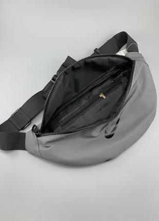 Сумка / бананка nike waistpack light gray. виготовлена з водонепроникного матеріалу7 фото