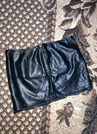 Классная короткая кожаная юбка с кружевом под кожу dorothy perkins4 фото