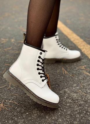 Зимові жіночі ботінки dr. martens white5 фото