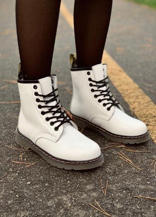 Зимові жіночі ботінки dr. martens white