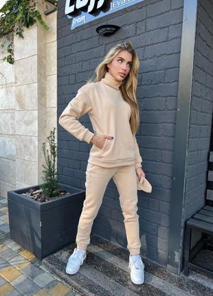 Жіночий спортивний костюм