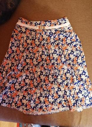 Юбка в красивый цветочный принт с пояском