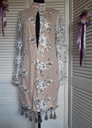 Нарядное платье с вышивкой пайетками в цветы с вырезом, бахромой, кисточками prettylittlething