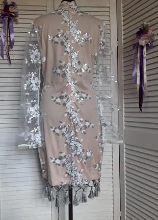 Нарядное платье с вышивкой пайетками в цветы с вырезом, бахромой, кисточками prettylittlething5 фото