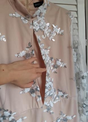 Нарядное платье с вышивкой пайетками в цветы с вырезом, бахромой, кисточками prettylittlething6 фото
